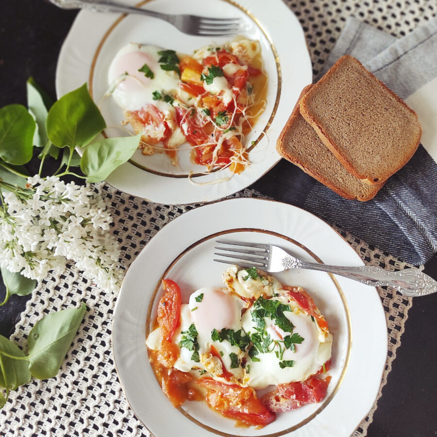 Яичница с помидорами и сыром сулугуни на завтрак