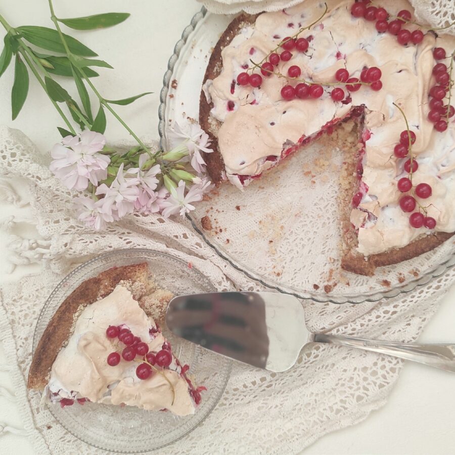 Соблазнительный пирог с красной смородиной и нежной меренгой: идеальное сезонное лакомство