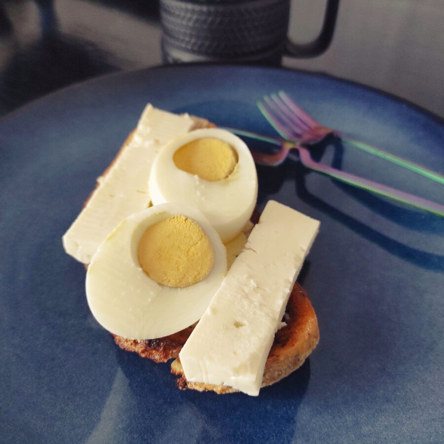 Бутерброд с яйцом и брынзой