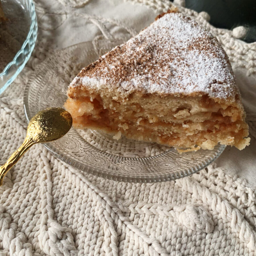 Насыпной болгарский пирог с яблоками в мультиварке