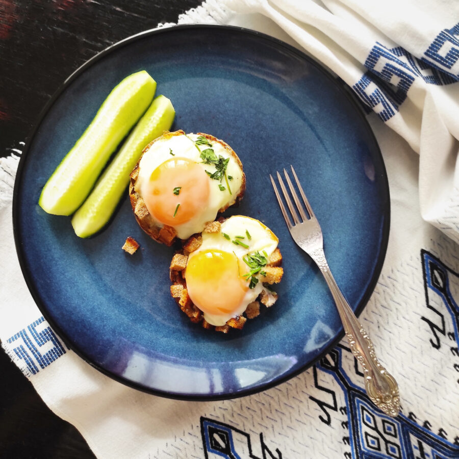 Порционная яичница с сухариками на завтрак: просто и быстро