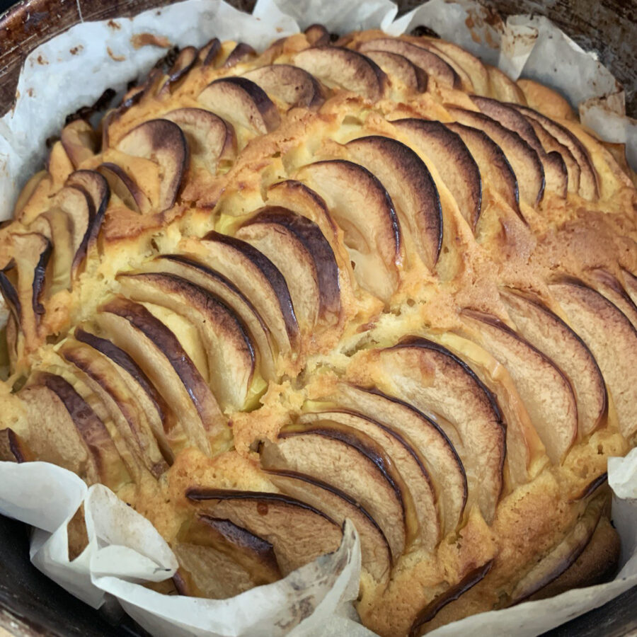 Сдобная шарлотка с яблоками