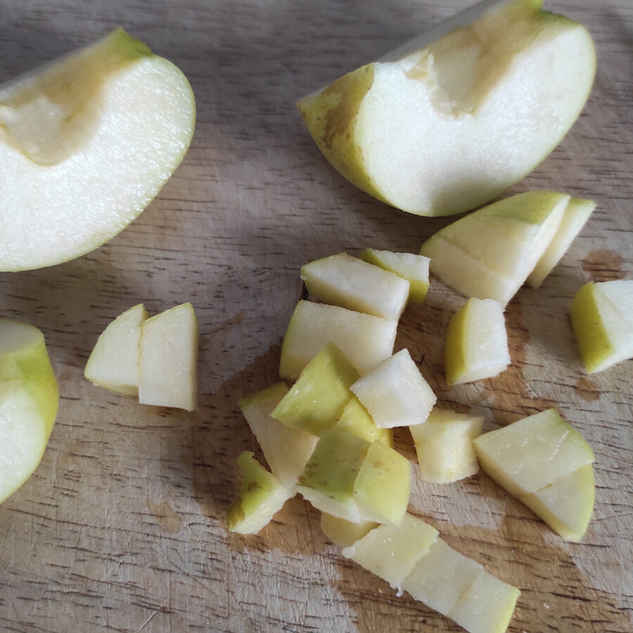 Салат из черешкового сельдерея и яблок с грецкими орехами