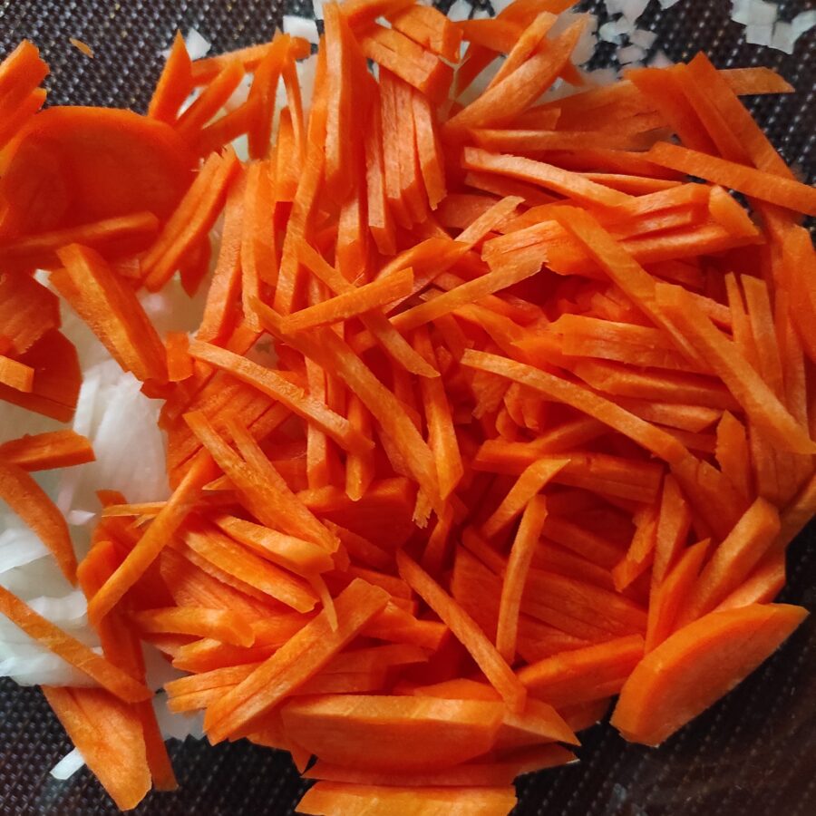 Тушеная говядина с морковкой в мультиварке