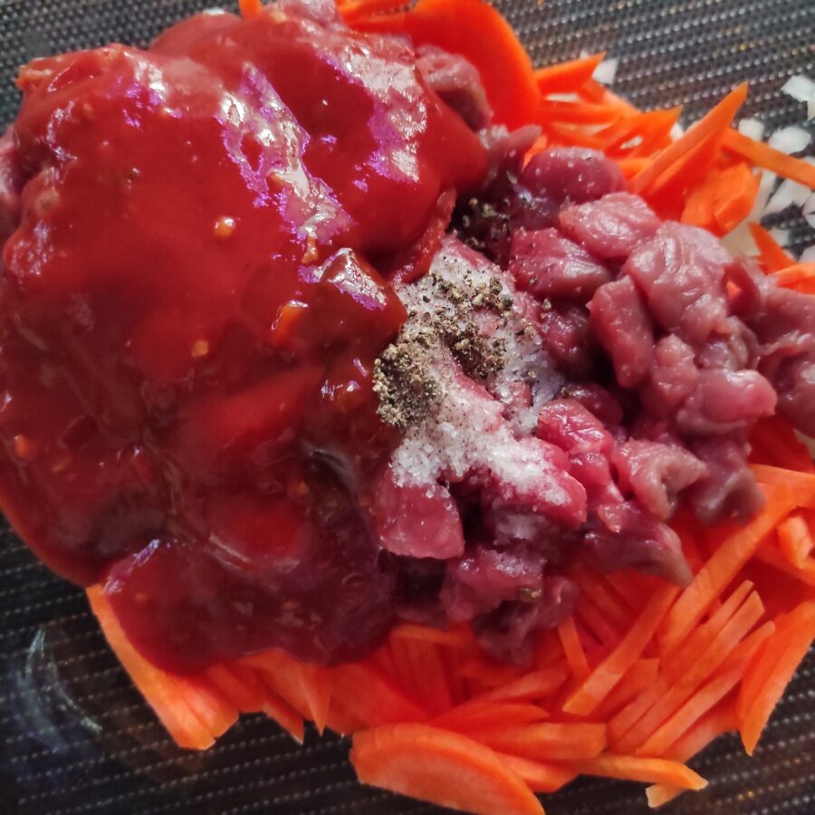 Мясо тушёное с морковью в мультиварке