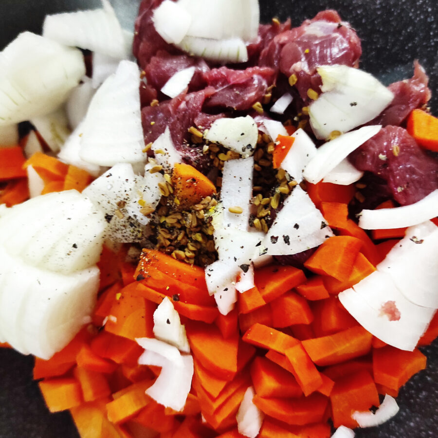 Мясо, тушеное в мультиварке с луком, морковью и пажитником