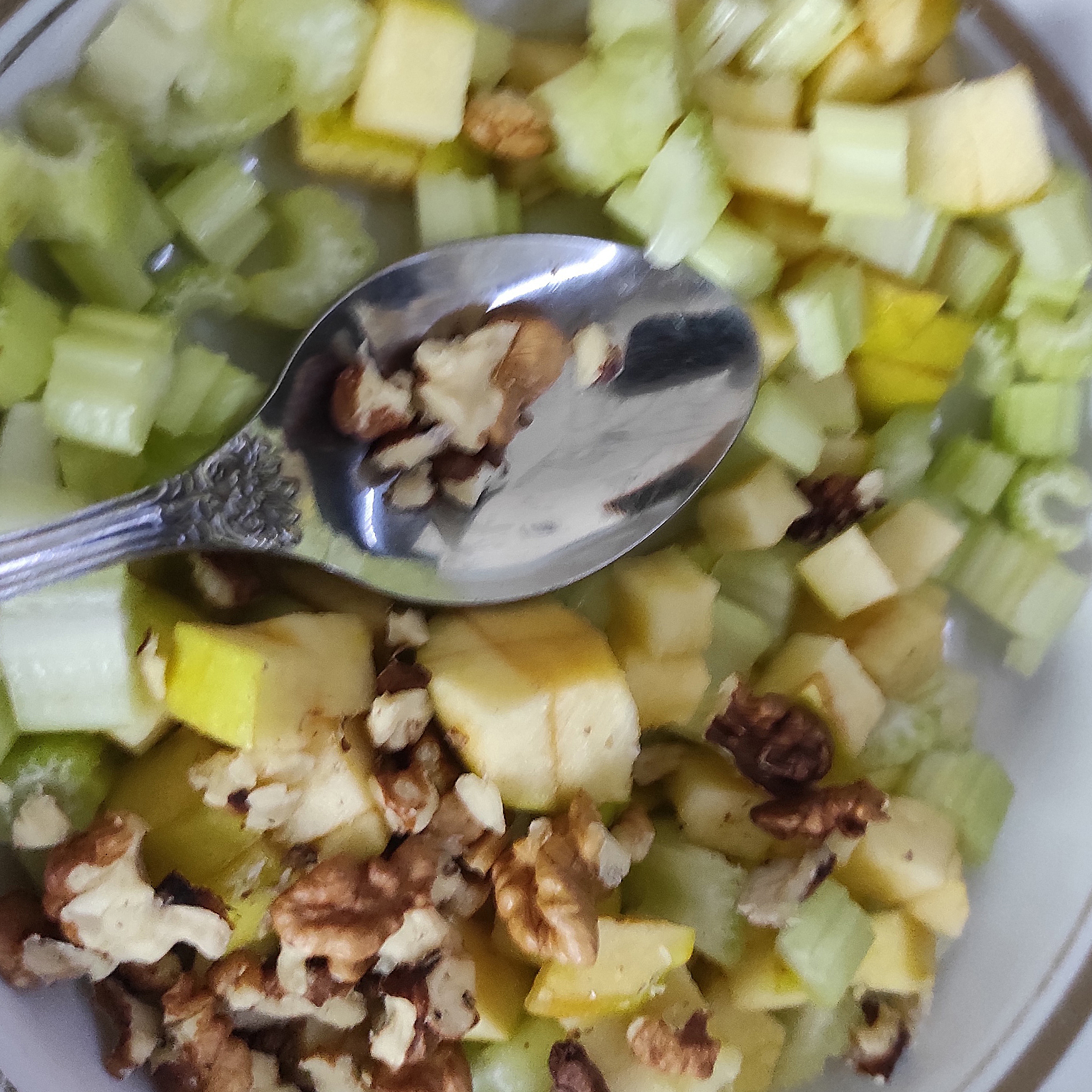 Салат из яблок с грецкими орехами