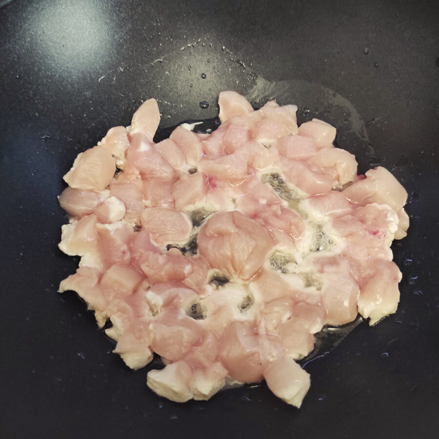 Гречневая лапша с курицей, грибами муэр и устричным соусом