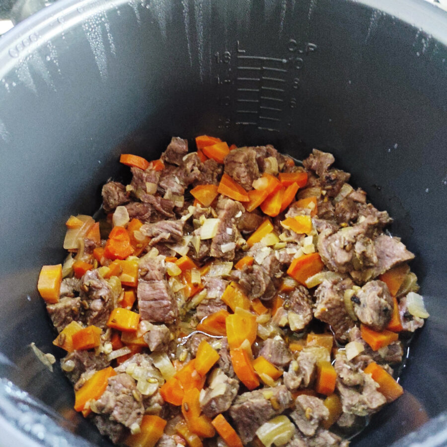Мясо, тушеное в мультиварке с луком, морковью и пажитником