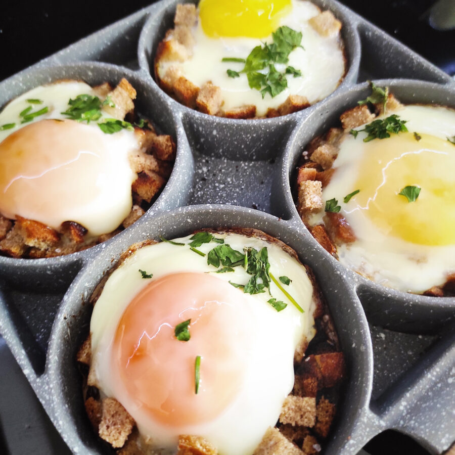 Порционная яичница с сухариками на завтрак: просто и быстро