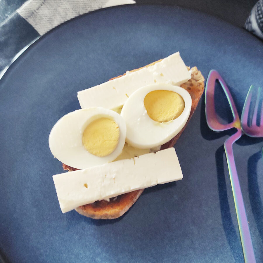 Бутерброд с яйцом и брынзой