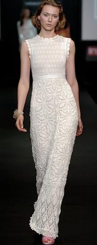 Белое платье с шишечками, связанное крючком