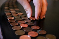 декор старого столика монетами