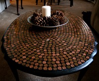 декор старого столика монетами
