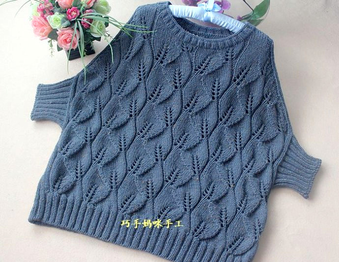 модный пуловер оверсайз с узором листочки спицами
