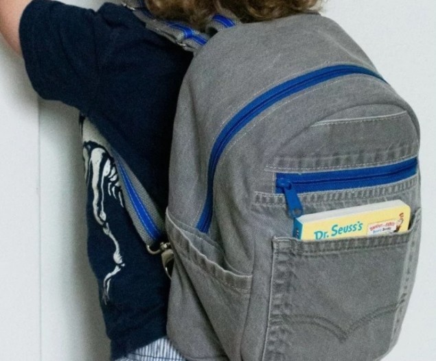 Самый простой детский рюкзак из старых джинсов своими руками