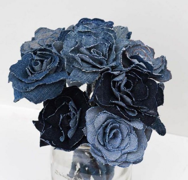 1. «Кучерявые» цветы из джинсовой ткани