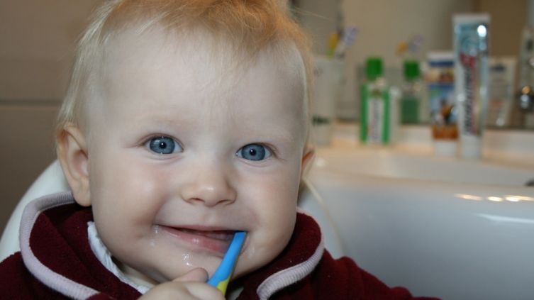 правильно чистим зубы маленьким детям