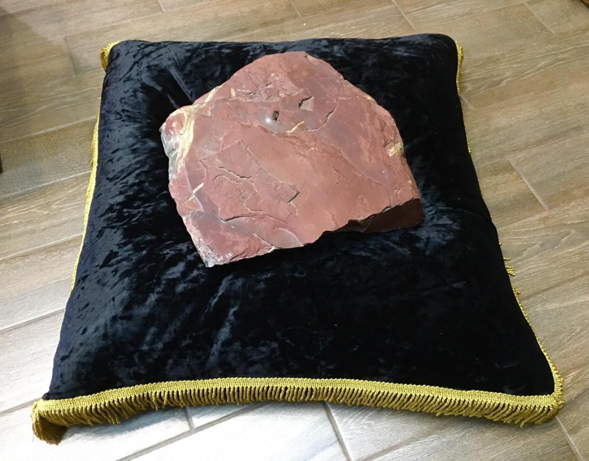 камень ра на черной подушке