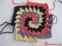 Spiral granny square: seventh row