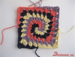 Spiral granny square: eighth row