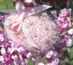 Розовое вязаное яичко