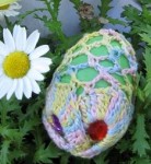 Цветочное вязаное яичко
