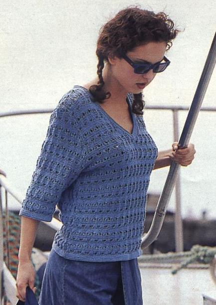 Синий летний пуловер, связанный спицами