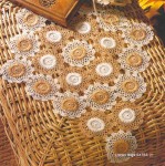Салфетка из двуцветных мотивов, связанная крючком