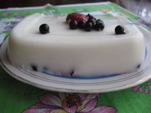 Молочный десерт с замороженными ягодами