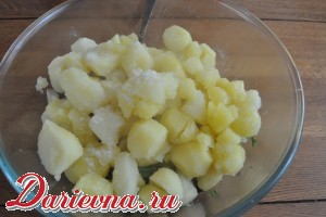 Теплый картофельный салат с баклажанами