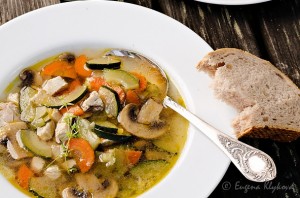 Летний куриный суп с кабачком и грибами