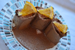 Шоколадный блин-ролл с мороженым и фруктами