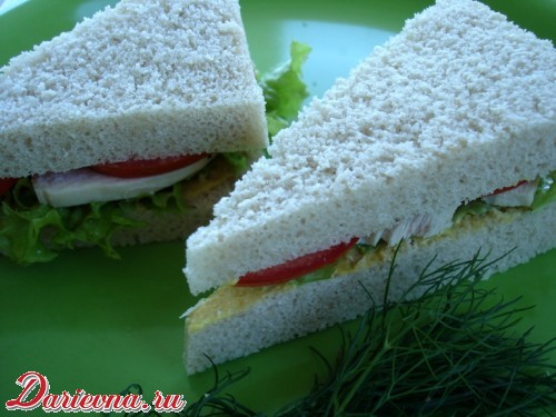 Сандвич с курицей и помидорами