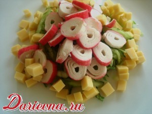 Салат с крабовыми палочками, огурцом и помидорками-черри без майонеза