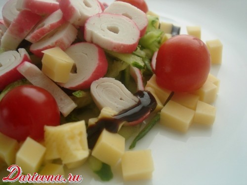 Салат с крабовыми палочками, огурцом и помидорками-черри без майонеза