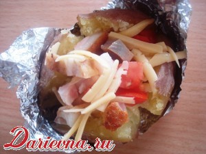 Картошка с копченой грудинкой  и помидорами, запеченная в духовке