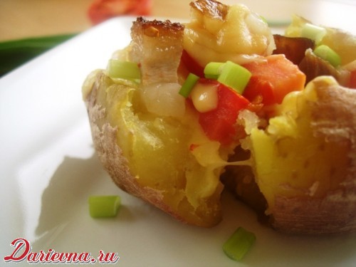 Картошка с копченой грудинкой  и помидорами, запеченная в духовке