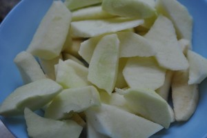 Рецепт яблок в карамели (китайская кухня) с пошаговыми фото: яблоки чистим, нарезаем на кусочки.