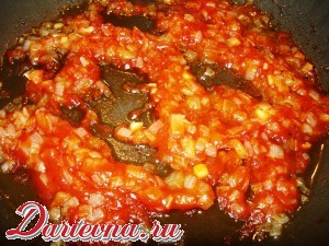 Суп харчо - мой вариант (рецепт от Изюминки с пошаговыми фотографиями). Добавить томатную пасту и перемешать. 