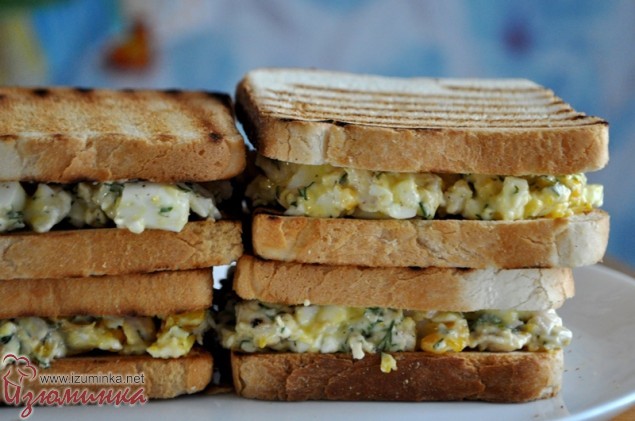 сэндвич с яичным салатом и курицей