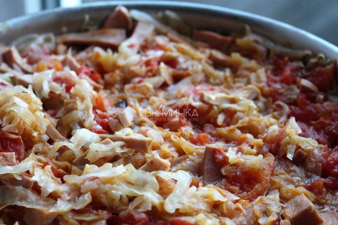 Тушеная капуста с сосисками на сковороде рецепт с фото пошагово с помидорами