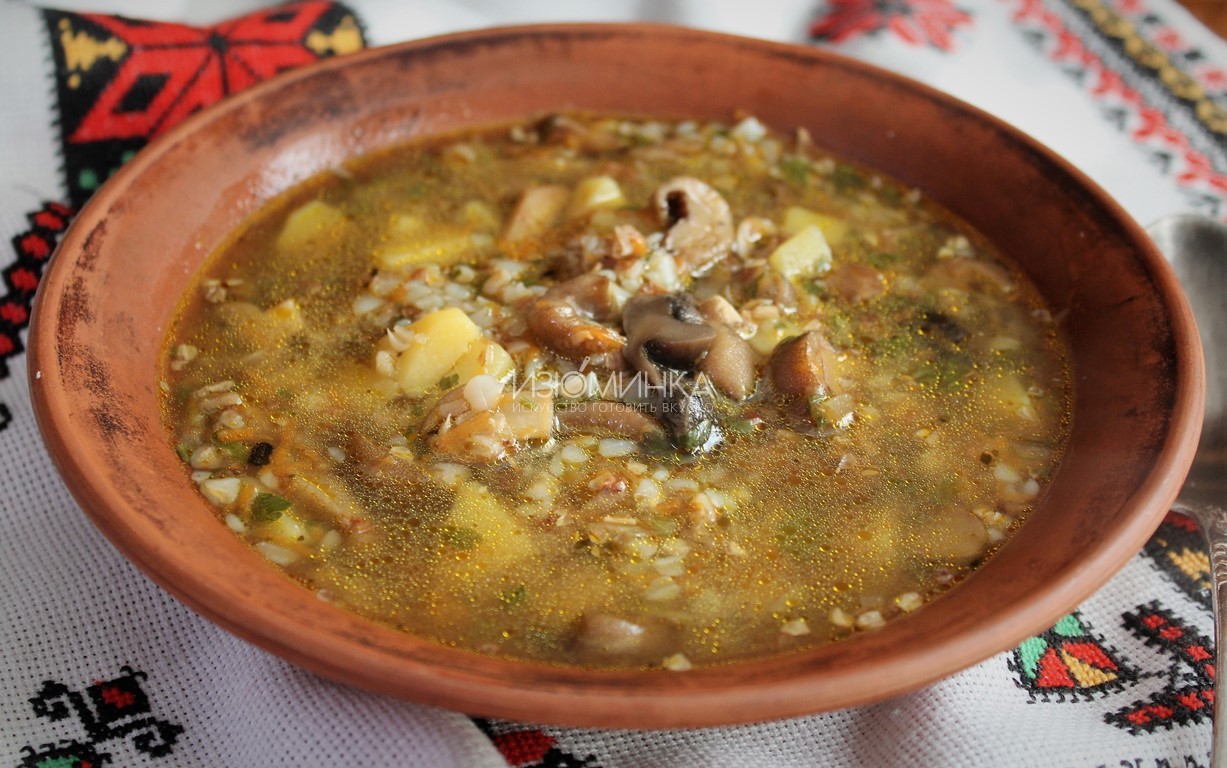 Суп с сушёными грибами и гречкой: рецепт - Лайфхакер