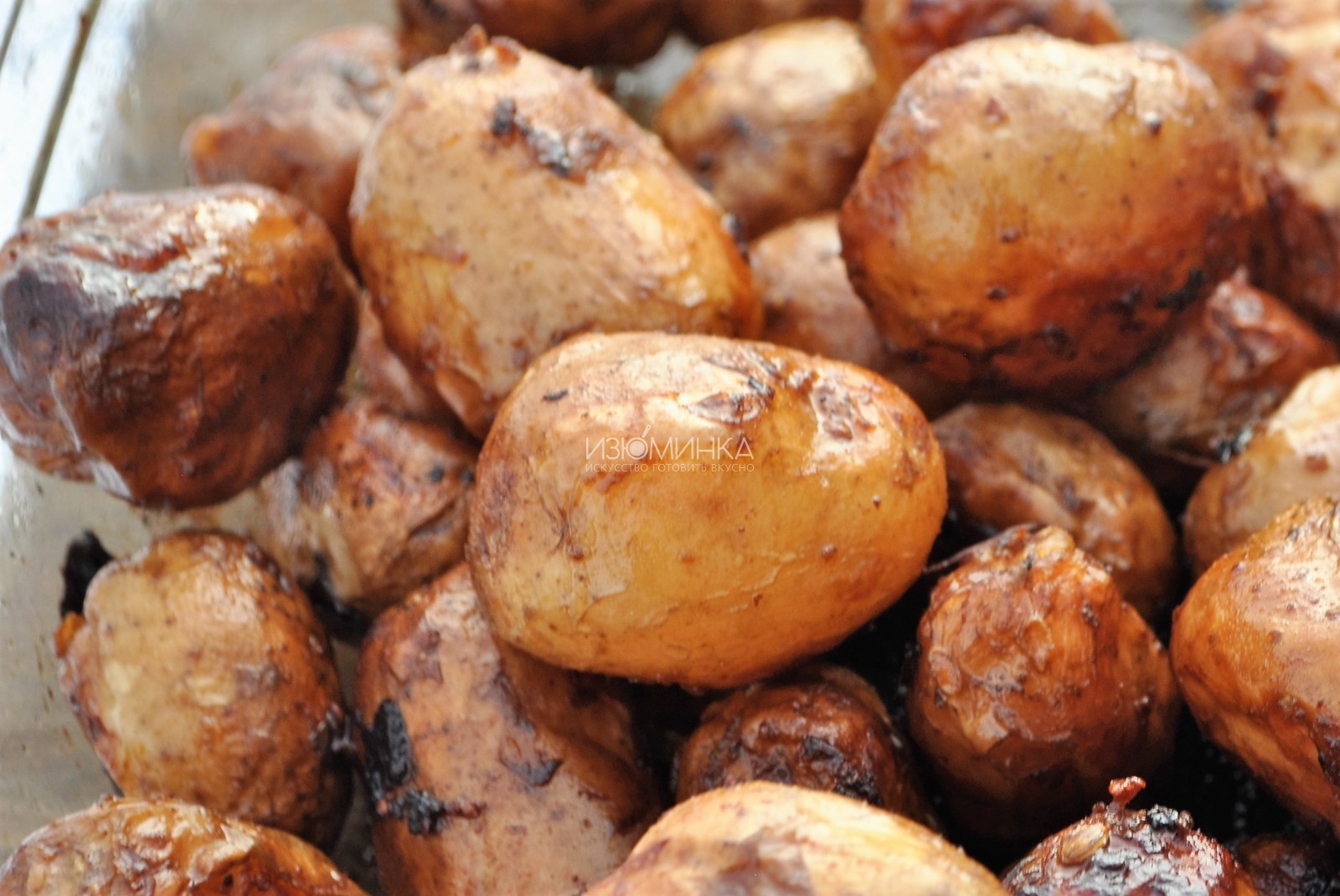 Как готовить молодую картошку в духовке