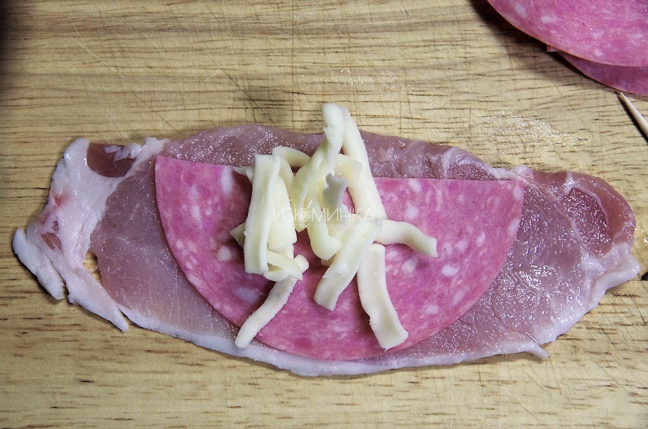 Как готовить мясные рулетики из свинины с начинкой