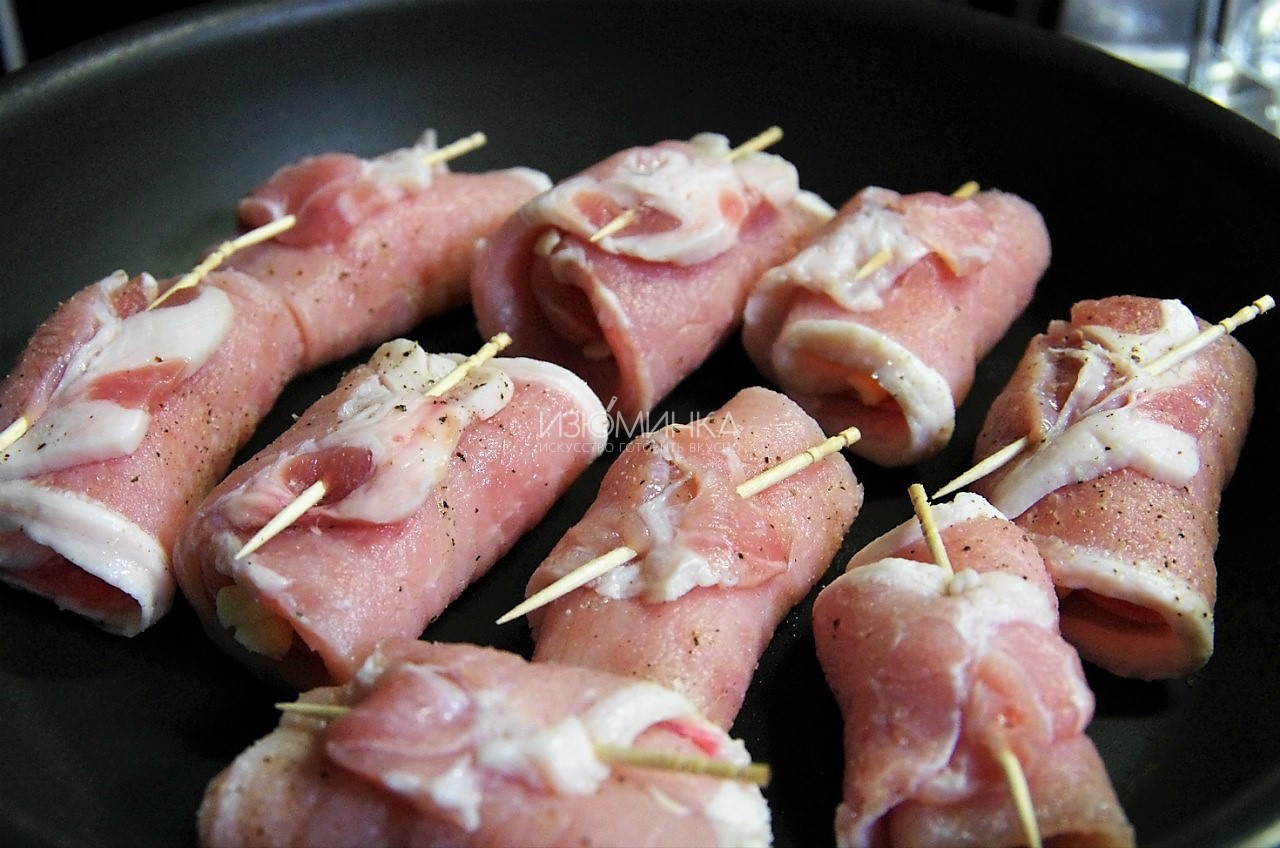 Как готовить мясные рулетики из свинины с начинкой