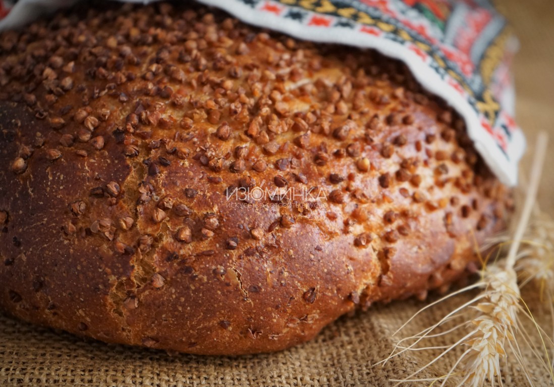 Рецепт гречневого хлеба в духовке. Гречишный хлеб. Хлеб из гречневой муки. Хлеб гречишный поверхность. Хлеб гречишный с луком.
