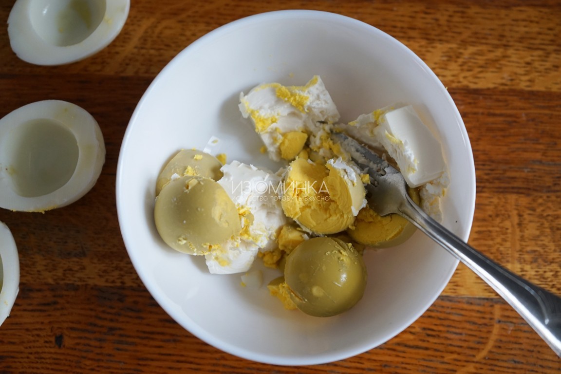 Как готовить фаршированные яйца с сыром