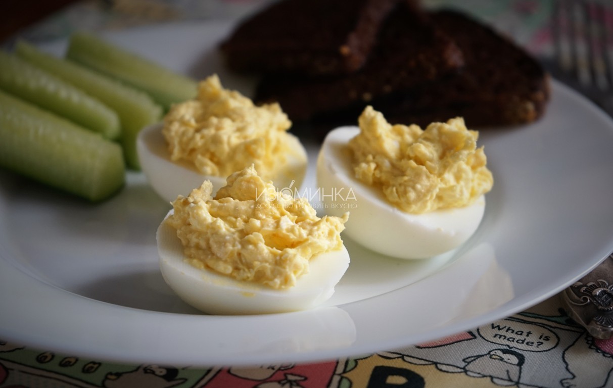 Как готовить фаршированные яйца с сыром