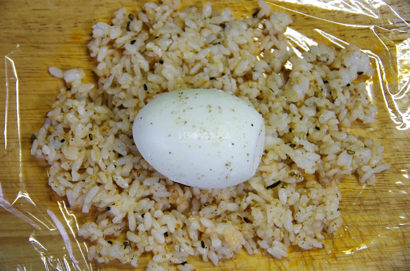 Как готовить яйцо в рисе и беконе